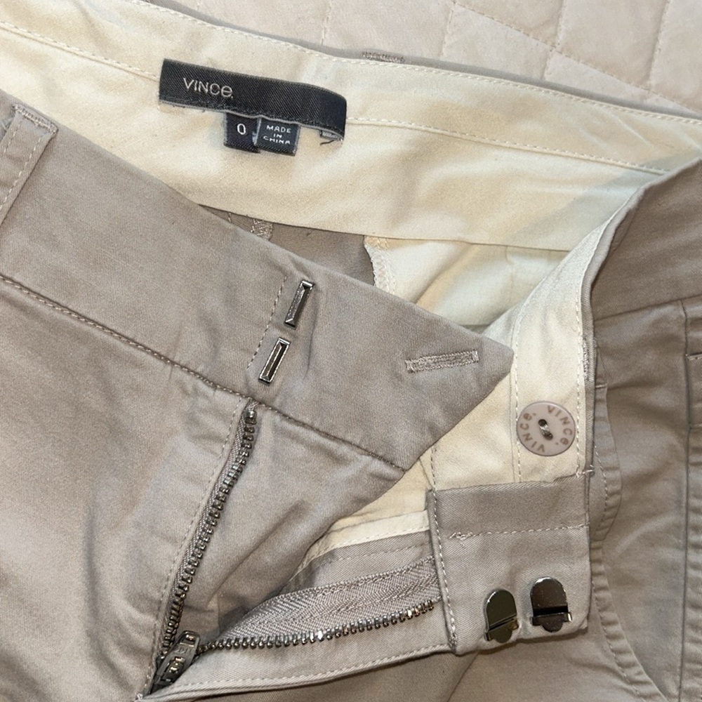 Gently used woman shorts size0 - Picture 2 of 5